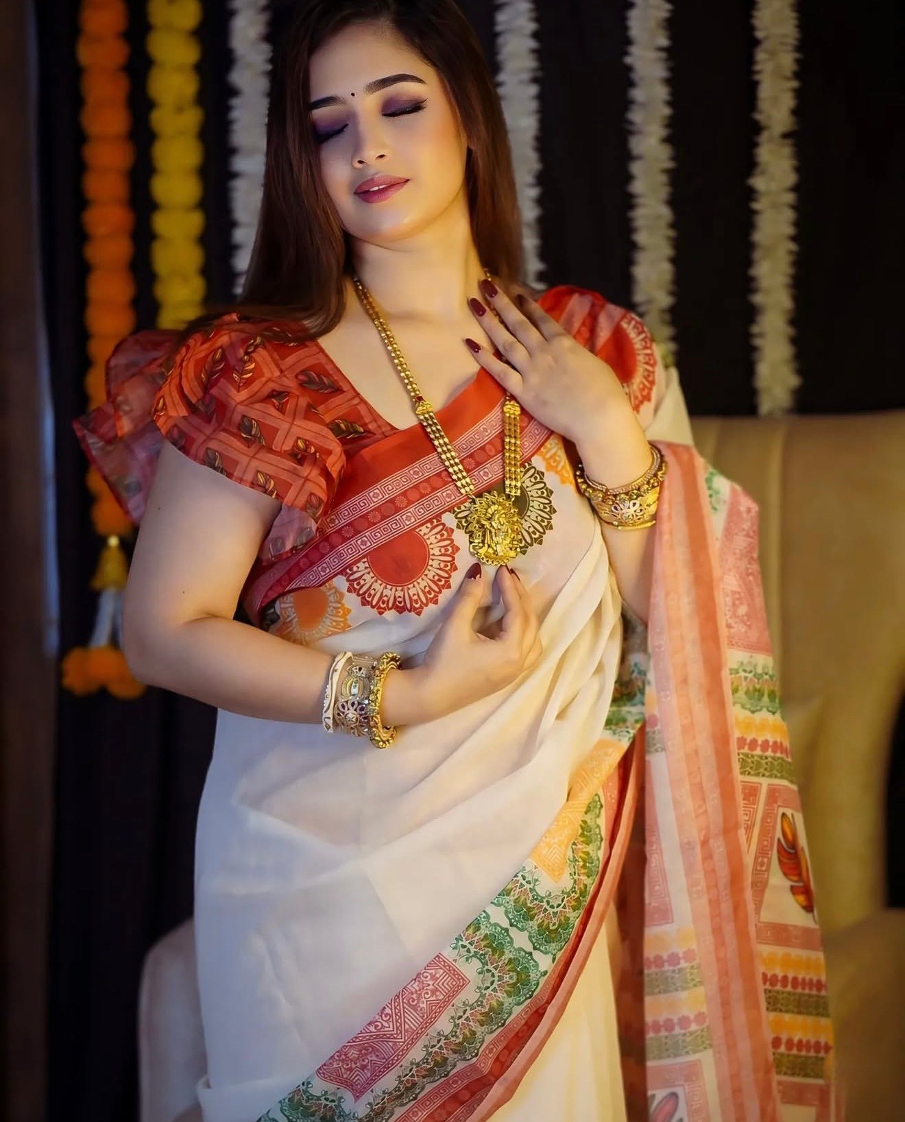 সাদা ও লাল কম্বিনেশন সিল্ক শাড়ি - Image 2