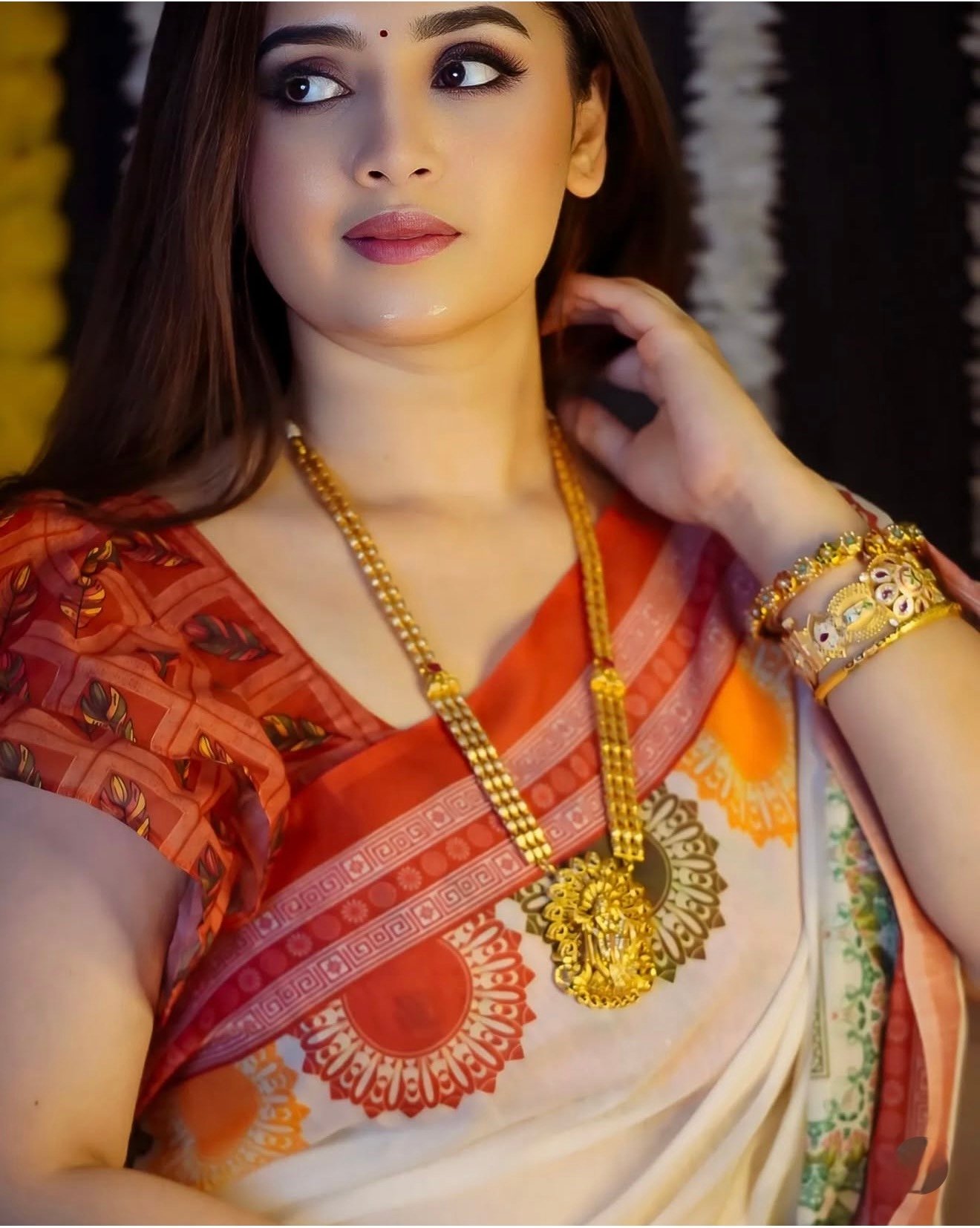 সাদা ও লাল কম্বিনেশন সিল্ক শাড়ি - Image 3