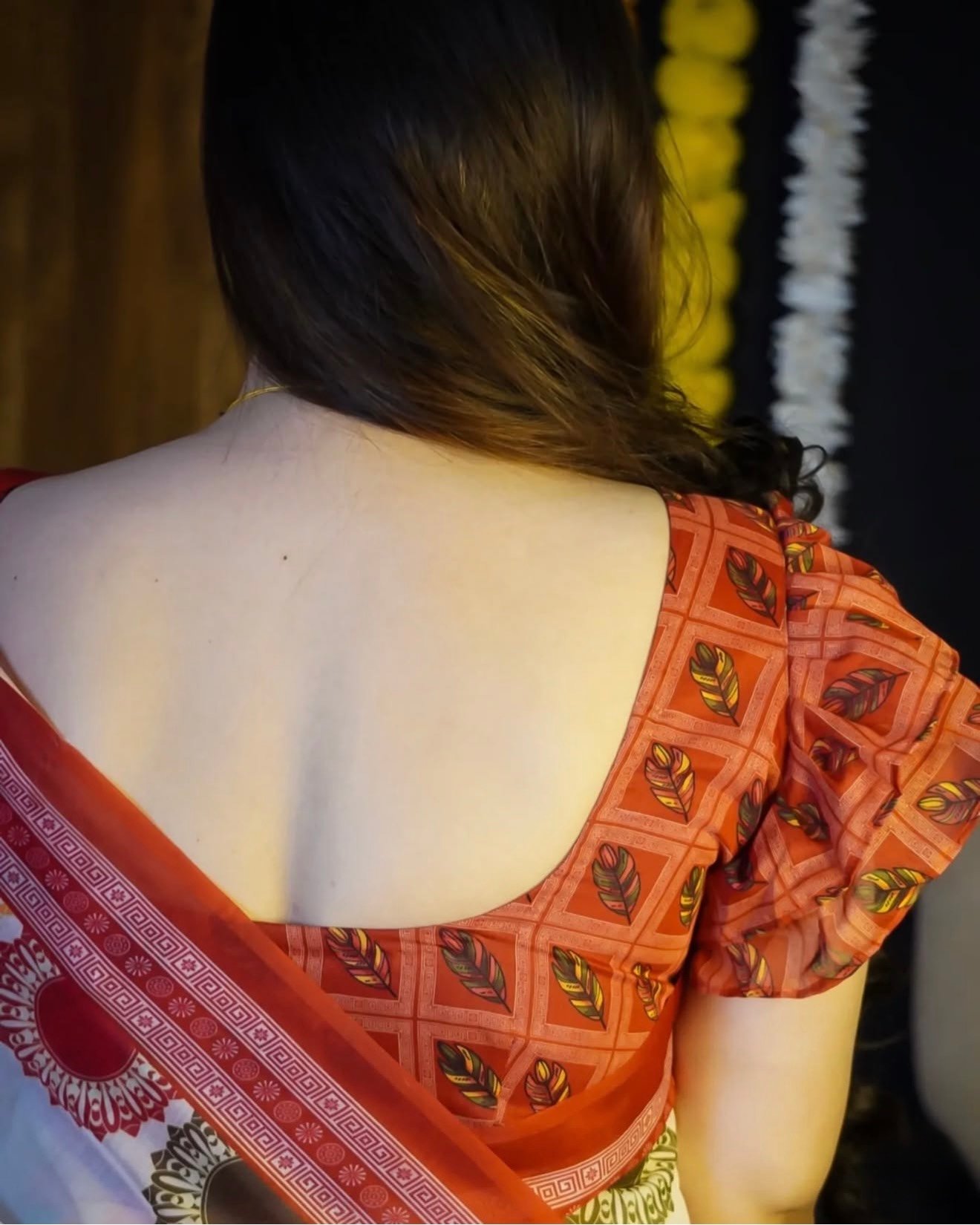 সাদা ও লাল কম্বিনেশন সিল্ক শাড়ি - Image 4