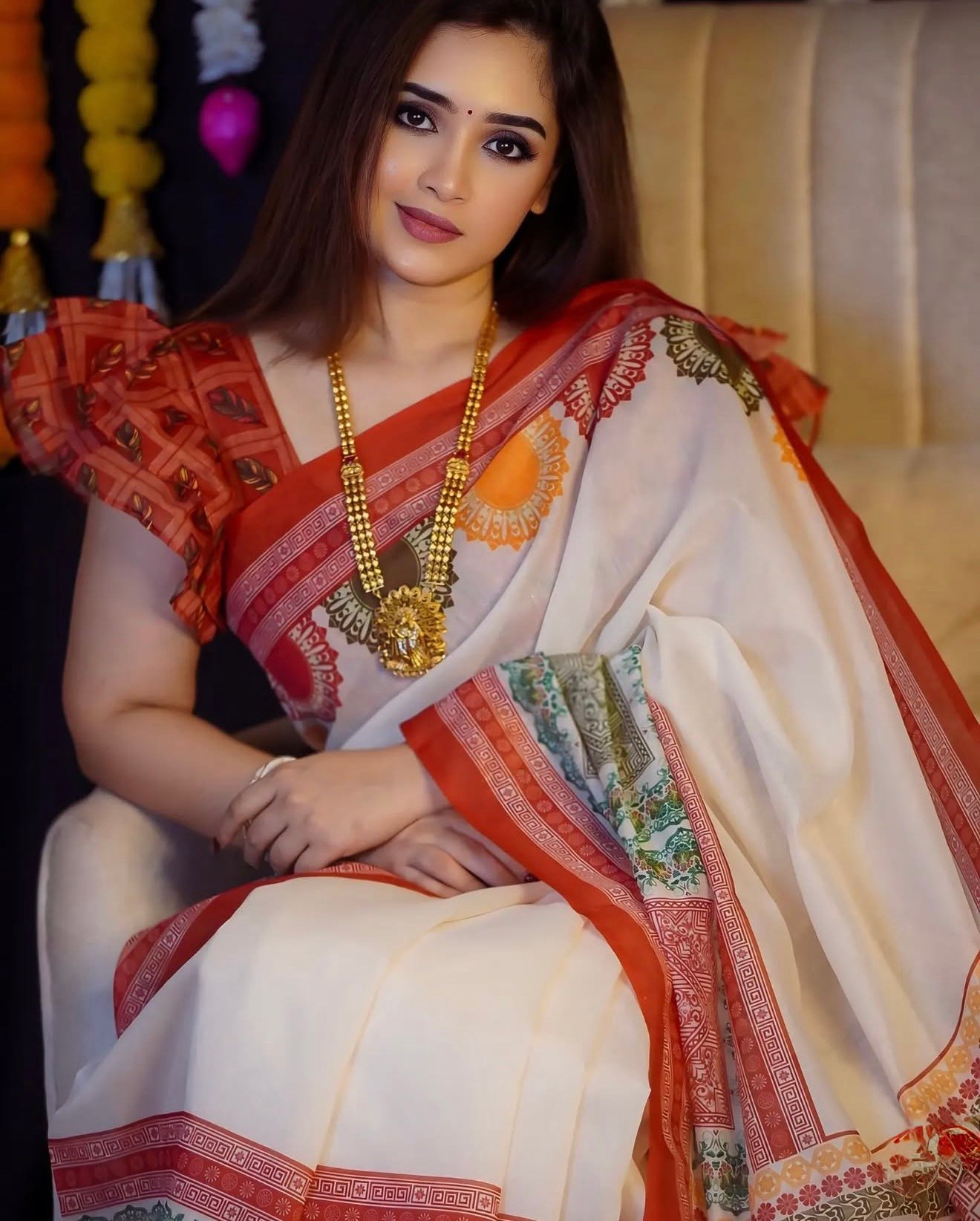 সাদা ও লাল কম্বিনেশন সিল্ক শাড়ি - Image 7