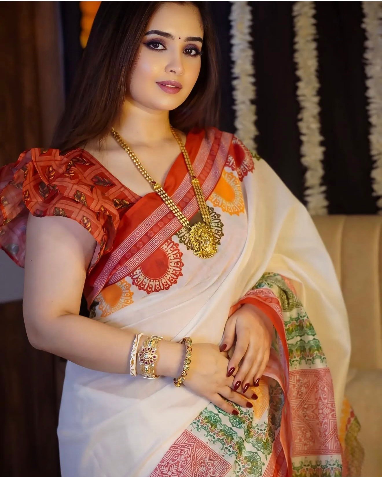 সাদা ও লাল কম্বিনেশন সিল্ক শাড়ি - Image 8