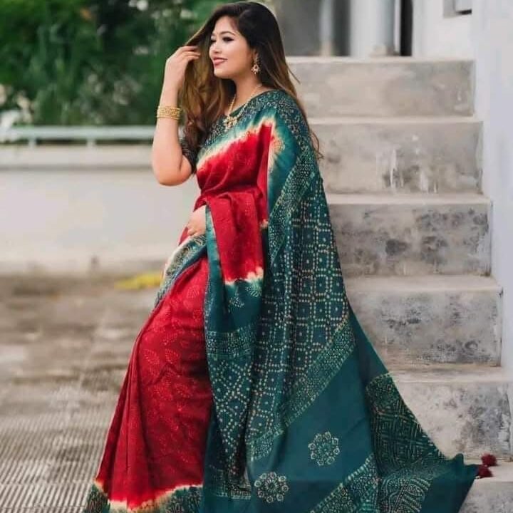 প্রিমিয়াম সেমি মসলিন বাটিক শাড়ি - মেরুন ও বটল গ্রিন ফিউশন