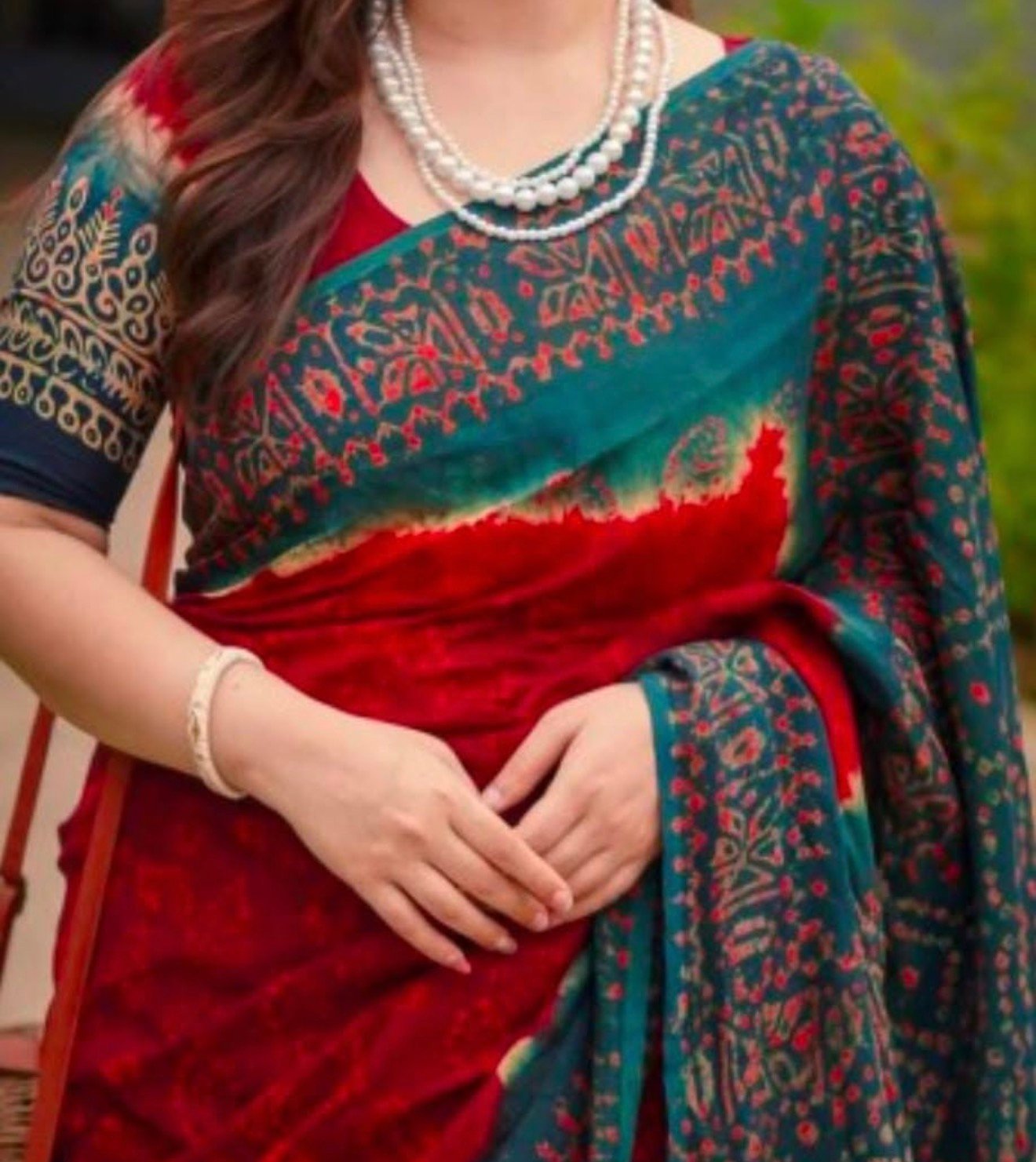 প্রিমিয়াম সেমি মসলিন বাটিক শাড়ি - মেরুন ও বটল গ্রিন ফিউশন - Image 2