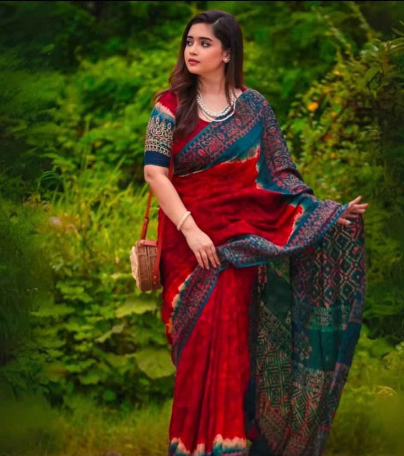 প্রিমিয়াম সেমি মসলিন বাটিক শাড়ি - মেরুন ও বটল গ্রিন ফিউশন - Image 3