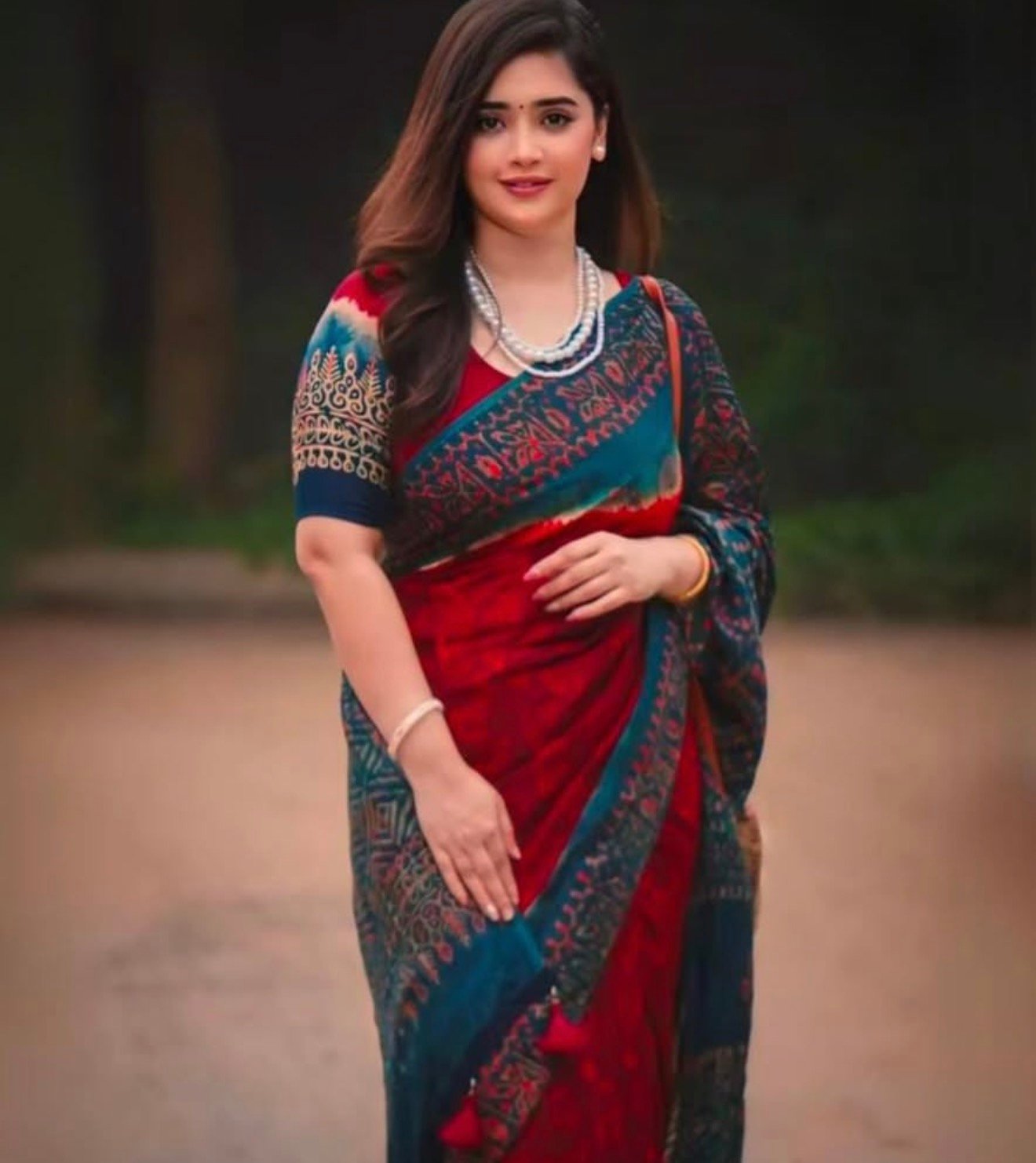 প্রিমিয়াম সেমি মসলিন বাটিক শাড়ি - মেরুন ও বটল গ্রিন ফিউশন - Image 4