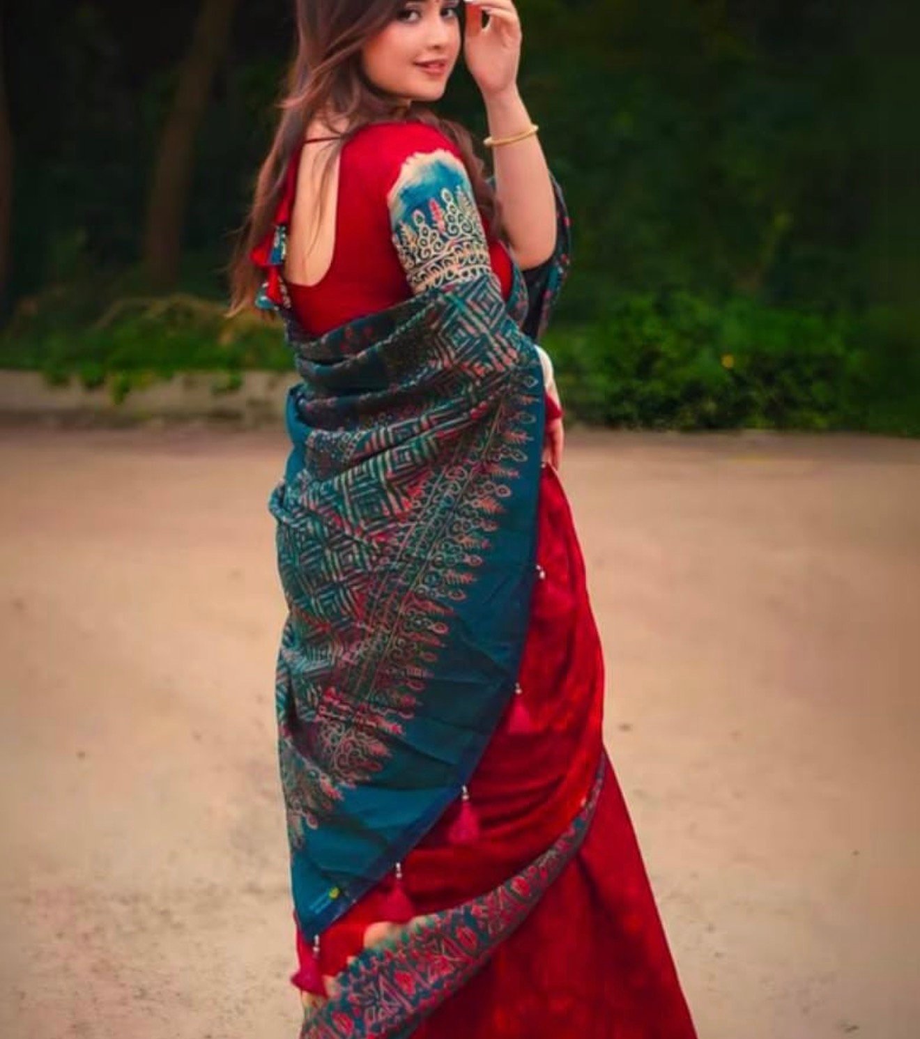 প্রিমিয়াম সেমি মসলিন বাটিক শাড়ি - মেরুন ও বটল গ্রিন ফিউশন - Image 5