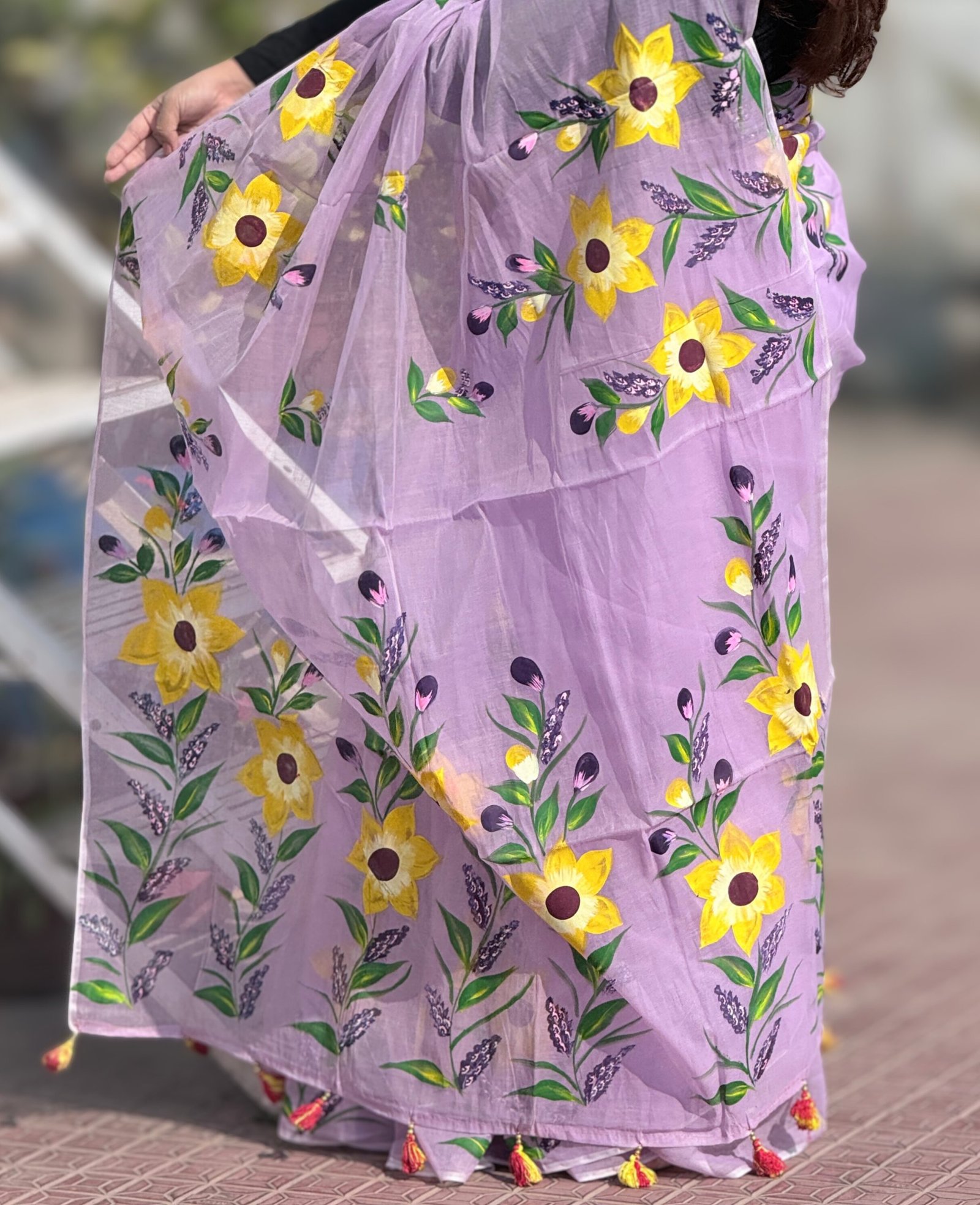 ল্যাভেন্ডার হ্যান্ড পেইন্টেড শাড়ি - Image 4