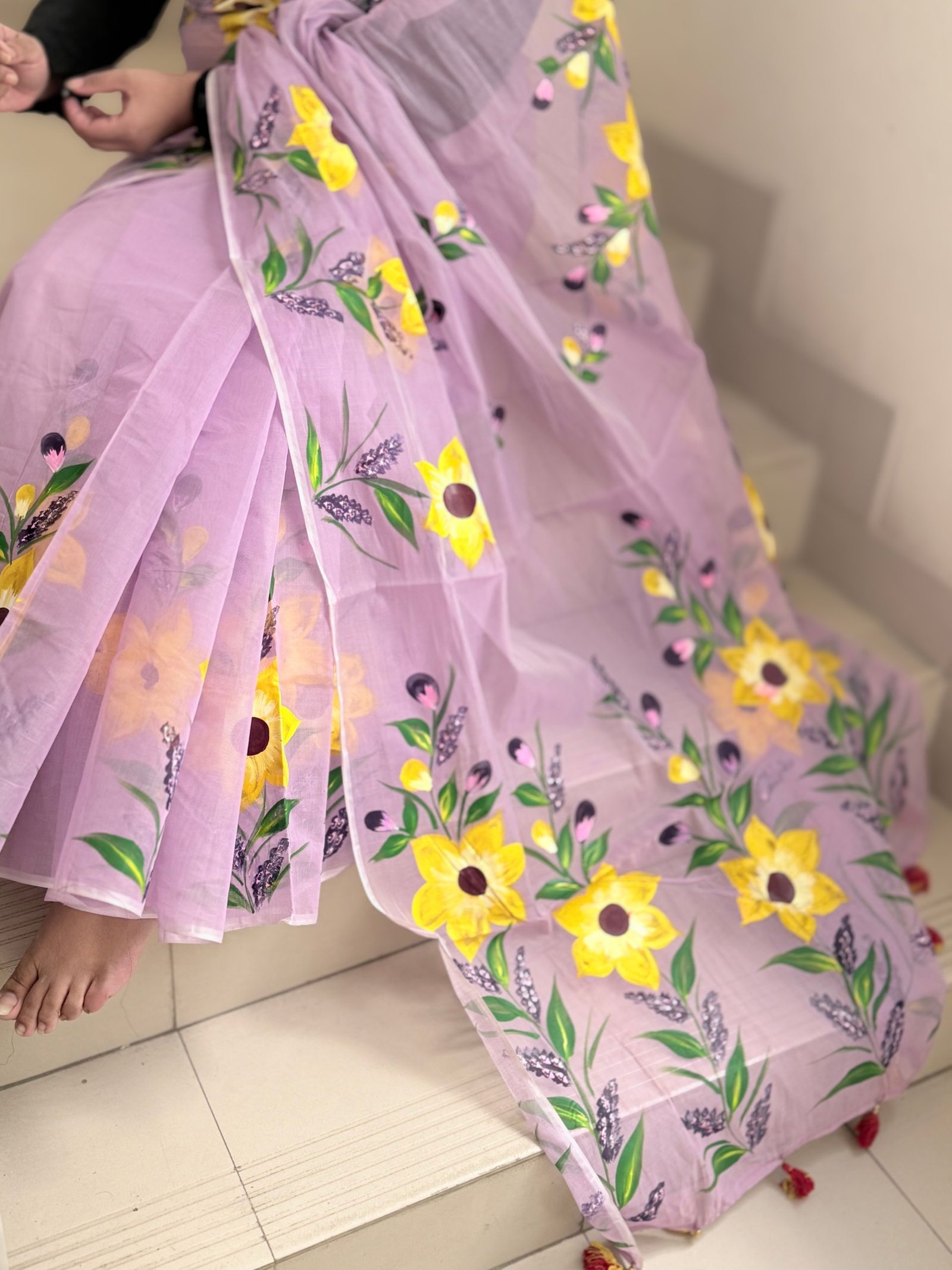 ল্যাভেন্ডার হ্যান্ড পেইন্টেড শাড়ি - Image 3