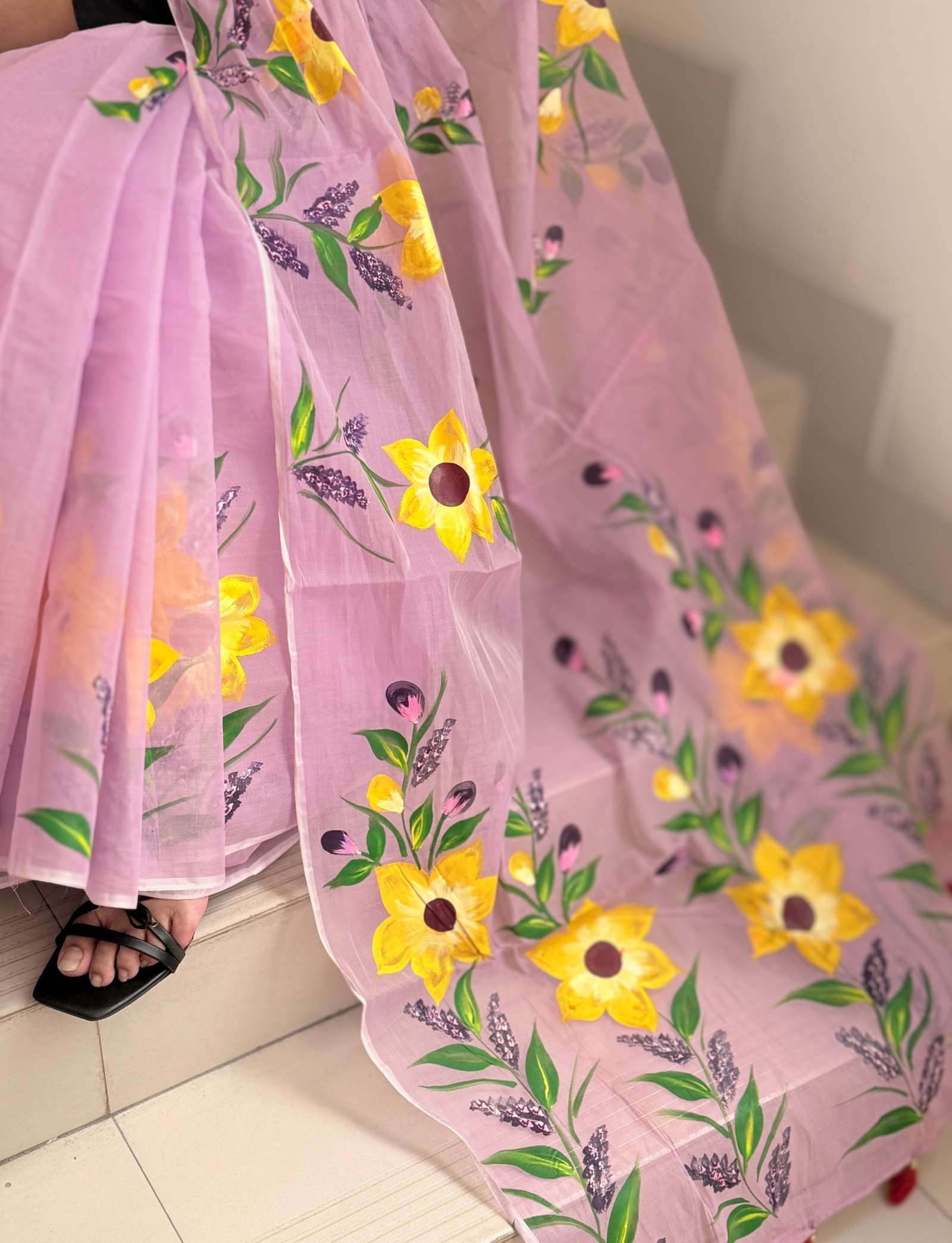 ল্যাভেন্ডার হ্যান্ড পেইন্টেড শাড়ি - Image 2