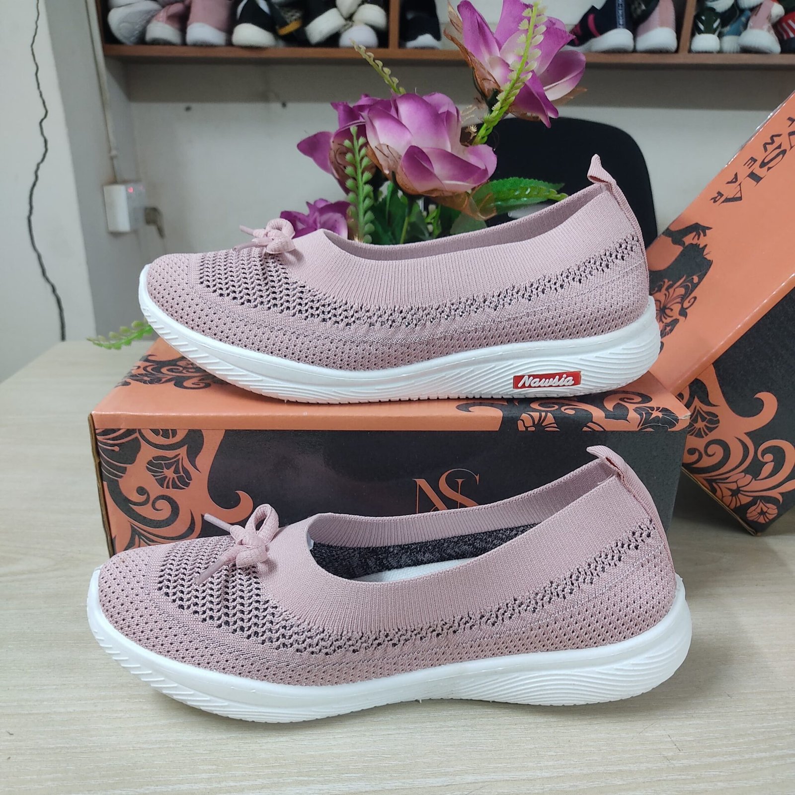 মেয়েদের আরামদায়ক পিঙ্ক মেশ স্লিপ-অন জুতা – স্টাইলিশ ও ক্যাজুয়াল স্নিকার্স