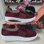 মেয়েদের মারুন কালার আরামদায়ক স্নিকার্স"।