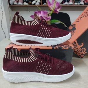 মেয়েদের মারুন কালার আরামদায়ক স্নিকার্স"।