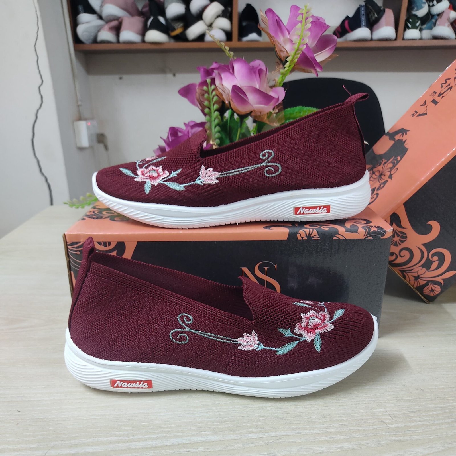 ফ্লোরাল এমব্রয়ডারি ওমেন’স স্লিপ-অন জুতা - মেরুন